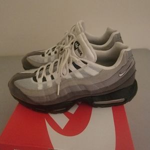 Previously loved 8.5 Airmax